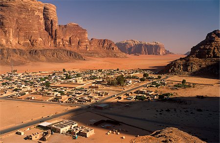 Jordan; Wadi Rum. Spectacular cliffs frame the Bedouin village of Rum, through which most tourists pass when visiting Wadi Rum. Foto de stock - Con derechos protegidos, Código: 862-03888656