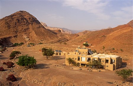 Jordanie, réserve de biosphère de Dana, Wadi Feynan. La distance Feynan Ecolodge se dresse au milieu de paysages désertiques près du confluent du Wadi Feynan et Wadi Araba. Photographie de stock - Rights-Managed, Code: 862-03888658