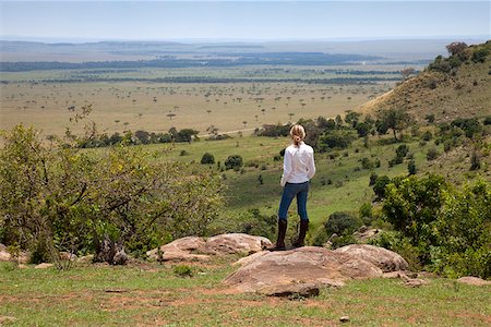 simsearch:862-03366657,k - Kenya, Maasai Mara. A tourist overlooks the plains of the Maasai Mara. Fotografie stock - Rights-Managed, Codice: 862-03888665