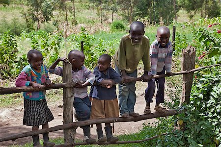 simsearch:862-03888678,k - Eine Gruppe von glückliche Kinder spielen auf einem Bauernhof Zaun im Wanjohi Tal. Stockbilder - Lizenzpflichtiges, Bildnummer: 862-03888718