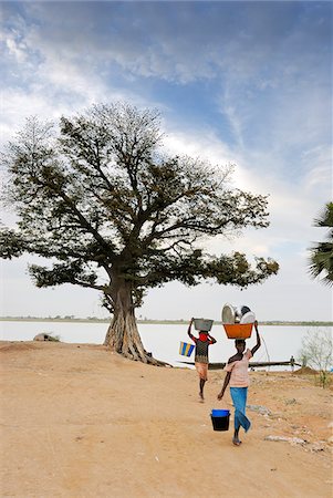 simsearch:862-03888776,k - Women after washing clothes walking along the Niger river. Segou, Mali, West Africa Foto de stock - Con derechos protegidos, Código: 862-03888803