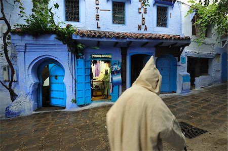 simsearch:862-03364823,k - Man wearing a kaftan, walking along the bluish Chefchaouen medina. Morocco Foto de stock - Direito Controlado, Número: 862-03888898