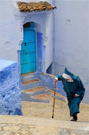 simsearch:862-03364809,k - Un vieil homme marchant dans la médina de Chefchaouen bleuâtre. Maroc Photographie de stock - Rights-Managed, Code: 862-03888904