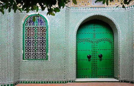 simsearch:862-07910272,k - Façade verte à l'intérieur de la médina de Chefchaouen. Maroc Photographie de stock - Rights-Managed, Code: 862-03888901