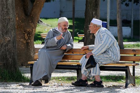 Deux amis parler dans un jardin. Tanger, Maroc Photographie de stock - Rights-Managed, Code: 862-03888926