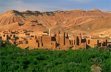 Maroc, Tamdaght, nr Ouarzazate. Le village berbère de Tamdaght et ses kasbahs en ruine Nestlé par les contreforts méridionaux des montagnes du haut Atlas près d'Aït Benhaddou. Photographie de stock - Rights-Managed, Code: 862-03888932