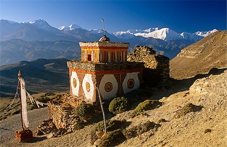 ford mustang - Nepal, Himalaya, Mustang. A decorative chorten, or Buddhist shrine, known as Chhyungkar guards the trail near Syangboche hamlet and the Syangboche Pass while the massive Annapurna massif frames the horizon. Fotografie stock - Rights-Managed, Codice: 862-03888949