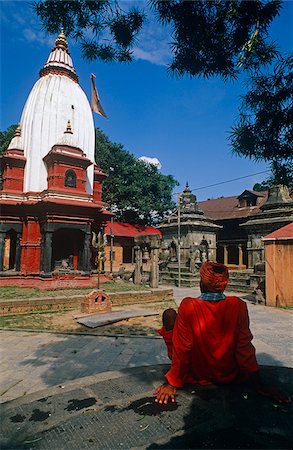 simsearch:862-03365423,k - Nepal, Kathmandu Valley, Gorakhnath, Kathmandu. The whitewashed dome of Gorakhnath Temple near Pashupatinath rises above a complex of small shrines dedicated to the Hindu god Shiva. Foto de stock - Con derechos protegidos, Código: 862-03888941