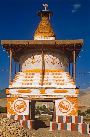 simsearch:862-03731972,k - Népal, Himalaya, Mustang, Charang. Un chorten décoratif, ou sanctuaire bouddhiste, marque l'entrée sud du village de Charang. Photographie de stock - Rights-Managed, Code: 862-03888954