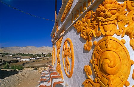 simsearch:862-03731972,k - Népal, Himalaya, Mustang, Charang. Un chorten décoratif, ou sanctuaire bouddhiste, marque l'entrée sud du village de Charang. Photographie de stock - Rights-Managed, Code: 862-03888955