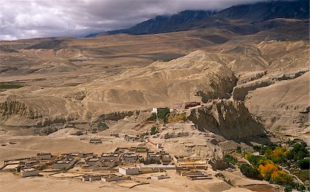 ford mustang - Nepal, Himalaya, Mustang, Namgyal. A small monastery looms over the hamlet of Namgyal on the edge of Mustang's capital, Lo-Manthang. Fotografie stock - Rights-Managed, Codice: 862-03888958