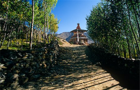 simsearch:862-03731972,k - Népal, Himalaya, Mustang. Un chorten, ou sanctuaire bouddhiste, garde la piste principale près le hameau de Chhunggar et le col de la JNI. Photographie de stock - Rights-Managed, Code: 862-03888952