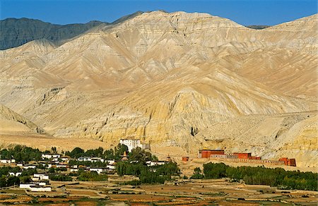 simsearch:862-03360380,k - Nepal, Himalaya, Mustang, Charang. Charang's ancient fortress and monastery stand on the edge of the village, both loomed over by stark mountains typical of the Mustang region. Foto de stock - Direito Controlado, Número: 862-03888953