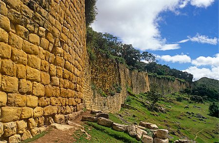 forts of south america - Pérou, région d'Amazonas, Province de Chachapoyas, Kuelap. La forteresse distante et mystérieuse de Kuelap, un centre important une fois des Chachapoyans - ou « Peuple des nuages » - encore dispose d'énormes murs qui entourent la colline site profondément dans la forêt péruvienne. Photographie de stock - Rights-Managed, Code: 862-03888976