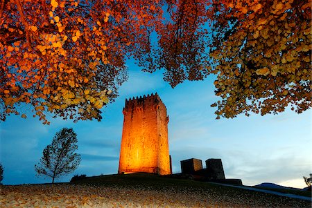 simsearch:862-07910648,k - Le médiéval château de Montalegre, datant du XIIIe siècle, au coucher du soleil à l'automne. Tras os Montes, Portugal Photographie de stock - Rights-Managed, Code: 862-03889036