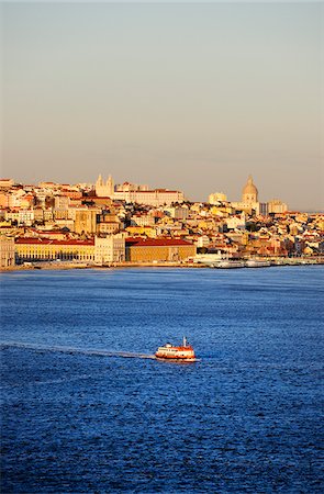 Le Tage (rio Tejo) et le centre historique de Lisbonne, capitale du Portugal Photographie de stock - Rights-Managed, Code: 862-03889175