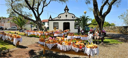 portugais - Festivités Bandeiras Saint-Esprit (Espirito Santo). Ce type de pain, appelé Vesperas, est un mets de choix. Pico, Açores, Portugal Photographie de stock - Rights-Managed, Code: 862-03889233