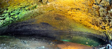 simsearch:862-03889256,k - Furna Enxofre (grotte de soufre) est une caverne de la lave, avec une longueur maximale de 194 mètres et à environ 40 mètres de haut dans la partie centrale. Graciosa, Açores, Portugal Photographie de stock - Rights-Managed, Code: 862-03889247