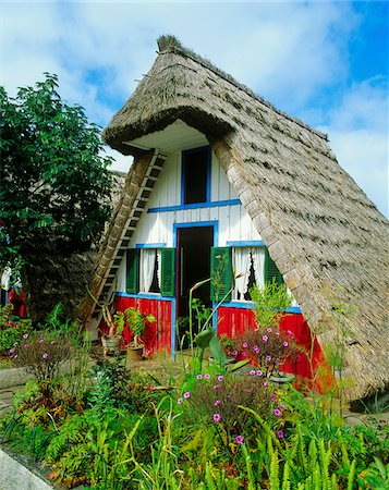 Une maison de chaume typique de Santana, Madeira, Portugal Photographie de stock - Rights-Managed, Code: 862-03889319