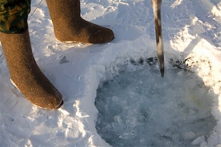 percer (forer) - La Russie, la Sibérie, Baïkal ; Préparatifs en cours pour la pêche sur le Baïkal gelé en hiver Photographie de stock - Rights-Managed, Code: 862-03889420