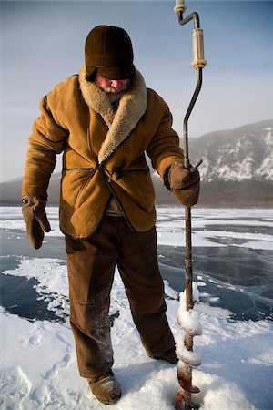 pesca en el hielo - Russia, Siberia, Baikal; Undergoing preparations for fishing on frozen lake baikal in winter Foto de stock - Con derechos protegidos, Código: 862-03889423