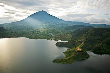 equatorien - Rwanda. Lake Burero reaches out underneath the volcanoes. The volcanic lakes provide protected habitat for numerous species of birds. Stock Photo - Rights-Managed, Code: 862-03889463