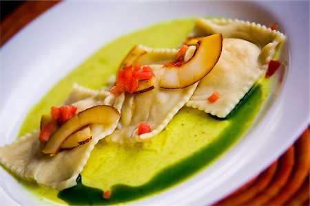 ravioli - Kigali, Rwanda. Contemporary cuisine is served in a modern restaurant. Foto de stock - Direito Controlado, Número: 862-03889504