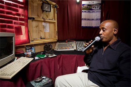 simsearch:862-03808442,k - Kigali, Rwanda. Radio DJ produit la radio interne pour le marché de Kimironko, la radio est utilisée pour communiquer l'éducation sur le sida. Photographie de stock - Rights-Managed, Code: 862-03889500