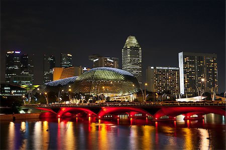 rio singapore - Singapore, Singapore, Esplanade.  Esplanade Bridge and the Esplanade - Theatres on the Bay building illuminated at night. Foto de stock - Direito Controlado, Número: 862-03889575