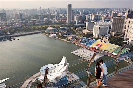 singapore skyline - Singapour, Singapour, Marina Bay. Un couple surplombant la ville depuis la terrasse d'observation de la Marina Bay Sands SkyPark. Photographie de stock - Rights-Managed, Code: 862-03889607