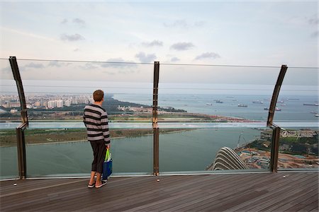 simsearch:614-03359356,k - Singapur, Singapur, Marina Bay. Ein Mann blickt von der Aussichtsplattform des Marina Bay Sands SkyPark über Stadt. Stockbilder - Lizenzpflichtiges, Bildnummer: 862-03889609