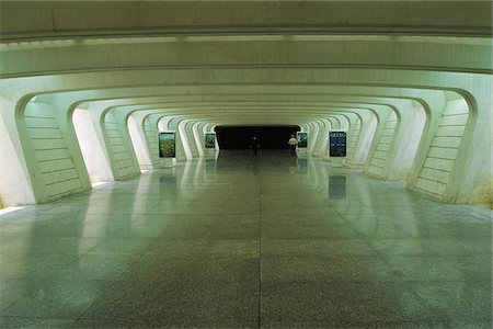 Souterrain reliant le parking à l'aérogare principale de l'aéroport International de Bilbao Sondika, conçu par l'architecte / ingénieur Santiago Calatrava à Bilbao, Pays Basque, Espagne Photographie de stock - Rights-Managed, Code: 862-03889633