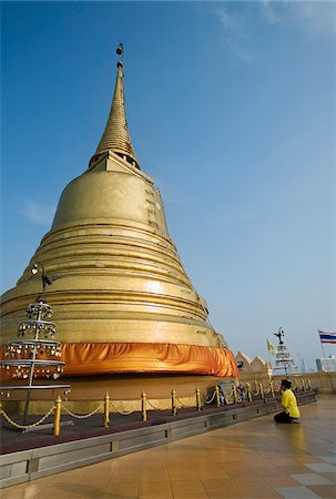 simsearch:862-03713799,k - Thailand, Bangkok.  Worshippers at the Golden Mount chedi at Wat Saket. Stock Photo - Rights-Managed, Code: 862-03889816