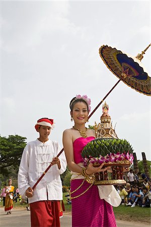 sukhothai historical park - Thaïlande, Sukhothai, Sukhothai. Femme portant un krathong cérémoniel pendant la fête de Loi Krathong dans le parc historique de Sukhothai. Le festival a lieu à des spectacles culturels novembre caractéristiques, défilés et le flottement de lotus en forme de bateaux (krathong). Photographie de stock - Rights-Managed, Code: 862-03889856