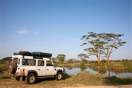 Tanzania, Serengeti. A Land Rover stops by the Seronera hippo pool. Foto de stock - Con derechos protegidos, Código: 862-03890061