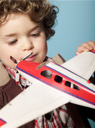 Little boy playing with toy airplane Foto de stock - Con derechos protegidos, Código: 877-06834020