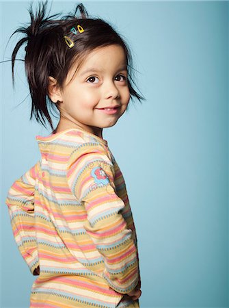 Little girl with arms akimbo Stockbilder - Lizenzpflichtiges, Bildnummer: 877-06834100