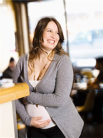 simsearch:877-06834255,k - Smiling pregnant woman in restaurant Foto de stock - Con derechos protegidos, Código: 877-06834175