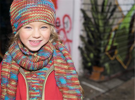 simsearch:877-06833986,k - Little girl smiling in the street, wool hat and scarf Photographie de stock - Rights-Managed, Code: 877-06834241