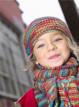 simsearch:877-06833900,k - Little girl smiling in the street, wool hat and scarf Foto de stock - Con derechos protegidos, Código: 877-06834242