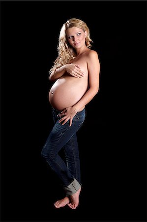 simsearch:877-06834255,k - Topless pregnant woman with hands covering breast Foto de stock - Con derechos protegidos, Código: 877-06834280