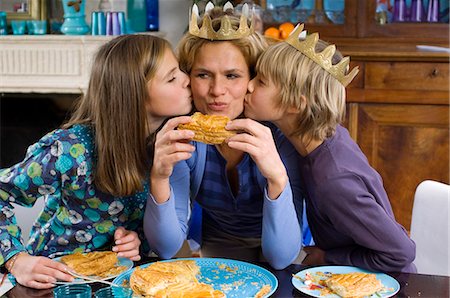 reine - Family eating Epiphany Cake Photographie de stock - Rights-Managed, Code: 877-06834376