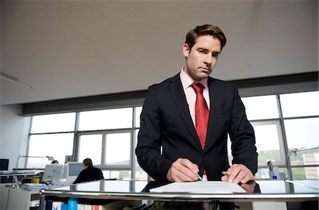 simsearch:877-06834651,k - Businessman filling out a paper Stock Photo - Rights-Managed, Code: 877-06834380