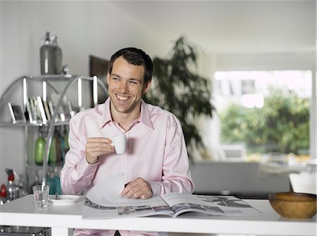 Smiling man drinking coffee Photographie de stock - Rights-Managed, Code: 877-06834643