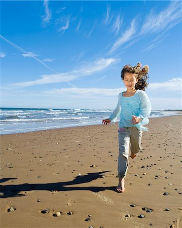 simsearch:877-06833733,k - Little girl running on the beach Foto de stock - Con derechos protegidos, Código: 877-06834763