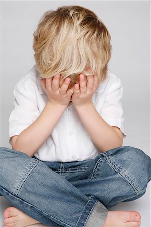 simsearch:877-06833353,k - little boy hiding face Photographie de stock - Rights-Managed, Code: 877-06835033