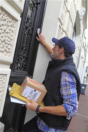 poste (courrier) - Delivery man in the street Photographie de stock - Rights-Managed, Code: 877-06835644