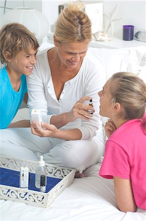 Caucasian woman with her children looking for herbal medecine Photographie de stock - Rights-Managed, Code: 877-06835646