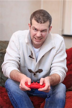 France man at home playing video game. Stockbilder - Lizenzpflichtiges, Bildnummer: 877-06835867