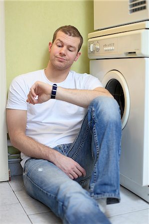 simsearch:877-06835868,k - France man at home waiting near the washing machine.. Photographie de stock - Rights-Managed, Code: 877-06835871